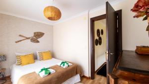 a bedroom with two beds with yellow and green pillows at Casa da Joana, Quinta Carmo - Alcobaça/Nazaré in Alcobaça +31 photos
