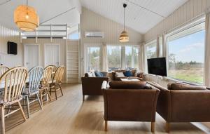 Et opholdsområde på Cozy Home In Løgstør With Sauna