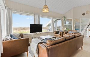 Et tv og/eller underholdning på Cozy Home In Løgstør With Sauna