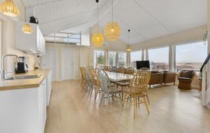 Køkken eller tekøkken på Cozy Home In Løgstør With Sauna + 22 billeder