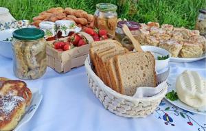 ein Tisch mit Brot und anderen Speisen darauf in der Unterkunft 1 Bedroom Lovely Apartment In Golubie in Pierszczewo