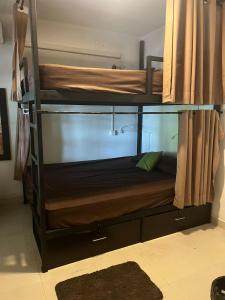 Ένα ή περισσότερα κρεβάτια σε δωμάτιο στο Surf and Retreat Hostel Weligama Srilanka -Coliving