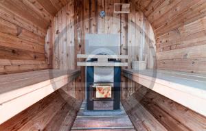 Una sauna con chimenea en una pared de madera. en Stunning Home In Vinkeveen With Sauna, en Vinkeveen