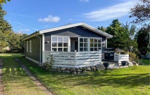 FaldsledにあるBeautiful Home In Millinge With Wifiの草原小屋 +9枚の写真