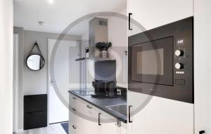 Una cocina con una cafetera en una vitrina de cristal. en Stunning Home In Vinkeveen With Sauna, en Vinkeveen