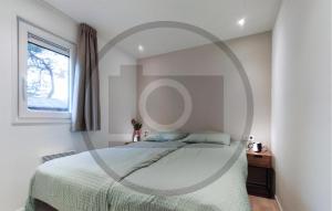 1 dormitorio con cama y espejo redondo en Stunning Home In Vinkeveen With Sauna, en Vinkeveen