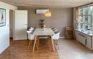 FaldsledにあるBeautiful Home In Millinge With Wifiの白いテーブルと白い椅子のあるダイニングルーム