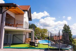 Bazén v ubytování Villa Canolle nebo v jeho okolí
