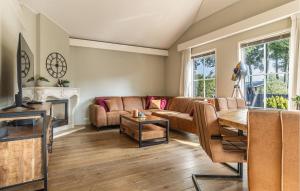 een woonkamer met een bank en een tafel bij 3 Bedroom Stunning Home In Erm in Erm