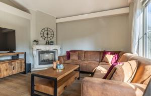 een woonkamer met een bank en een open haard bij 3 Bedroom Stunning Home In Erm in Erm