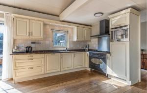 een keuken met witte kasten en een fornuis bij 3 Bedroom Stunning Home In Erm in Erm