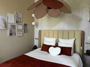 a bedroom with a heart pillow on a bed at Suite KalypsÔ, romantisme, balnéo et sauna privé in Quimperlé