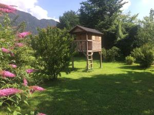 een boomhut midden in een tuin bij Achberghütte in Unken