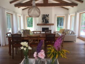 een woonkamer met een eettafel met bloemen bij Achberghütte in Unken +9 foto's