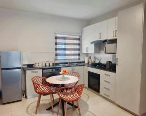 Una cocina o cocineta en Zenith Retreat