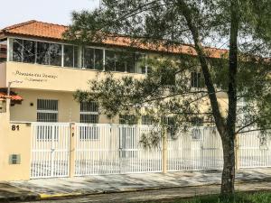 イタニャエンにあるPousada dos Ventos Itanhaémの建物前の白柵