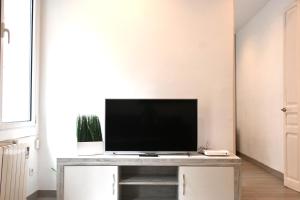 a living room with a tv on a table at Homenfun Barcelona Camp Nou in Hospitalet de Llobregat