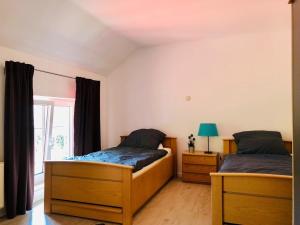 a bedroom with two beds and a window at Ferien- Monteurwohnung in Zülpich in Zülpich