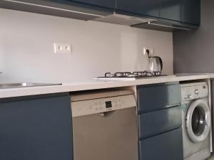 Η κουζίνα ή μικρή κουζίνα στο iris appart vue dégagée, bon emplacement