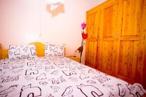 een slaapkamer met een bed met een tekening erop bij Cozy 3 bedroom house in Huye