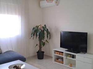 ein Wohnzimmer mit einem Flachbild-TV und einer Anlage in der Unterkunft iris appart vue dégagée, bon emplacement in Salé