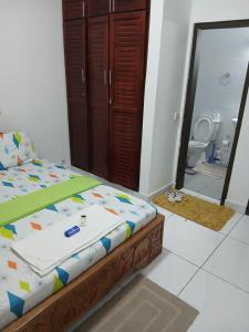 a bedroom with a bed and a bathroom at Résidence Meublée Yaya Azur in Azuretti