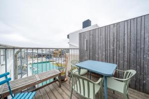 balcón con mesa y sillas y parque infantil en Loft - HI Eco Hostel, en Reikiavik