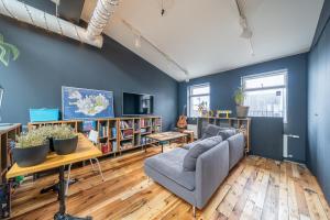sala de estar con paredes azules y sofá en Loft - HI Eco Hostel, en Reikiavik