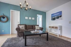 una sala de estar con un sofá y una mesa en Fewo Bruno, en Ahlbeck