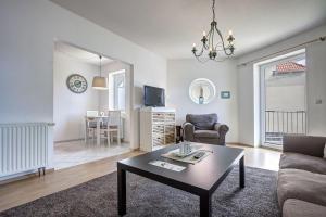 Una sala de estar con un sofá y una mesa de café. en Fewo Bruno, en Ahlbeck