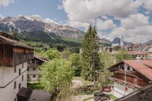 une vue d'une ville avec des montagnes en arrière-plan dans l'établissement Ca' Alpini - Mountain View Terrace & Parking, à Cortina dʼAmpezzo