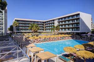 a hotel with a swimming pool with chairs and umbrellas at Hotel Aubamar Bali in Playa de Palma