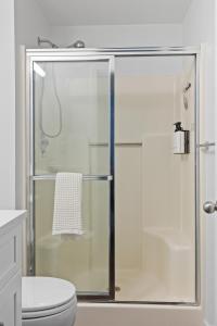 a glass shower with a toilet in a bathroom at Stratton Ski Haus in Jamaica +26 photos