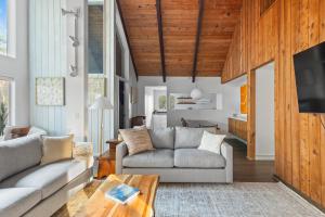 a living room with a couch and a table at Stratton Ski Haus in Jamaica