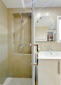 un baño con ducha y lavabo en Carabelas 3, en Benidorm