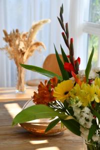 Saint-PaulにあるVilla Kokoroの木製テーブルの花瓶 +28枚の写真