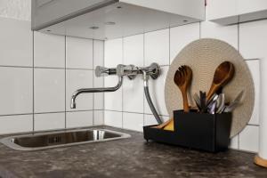 eine Küchentheke mit Spüle und Messerhalter in der Unterkunft MedienHafen Designer Studio in Düsseldorf + 35 Fotos