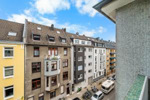 Blick auf eine Stadtstraße von einem Gebäude in der Unterkunft MedienHafen Designer Studio in Düsseldorf