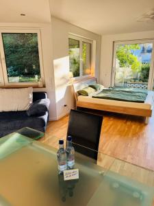 ein Zimmer mit einem Bett und zwei Wasserflaschen auf einem Tisch in der Unterkunft Moderne, gepflegte helle Neubau-Einliegerwohnung in Rohrbach