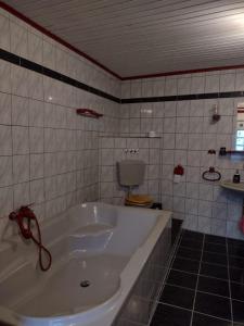 Ένα μπάνιο στο Ferien-in-ruhiger-Strasse-in-Stadtteil-von-Giessen