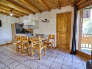 Kuchyň nebo kuchyňský kout v ubytování Appartement cosy, terrasse, parking, proche pistes - FR-1-505-233