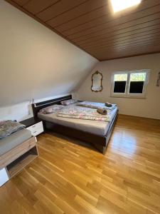 una camera da letto con due letti e pavimento in legno di Panoramablick Hütte a Scheifling