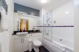 a bathroom with a toilet and a sink and a shower at 1 Bed Apartment in Birmingham in Birmingham