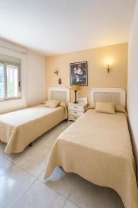 dos camas en una habitación con dos camas sidx sidx sidx en Carabelas 3, en Benidorm
