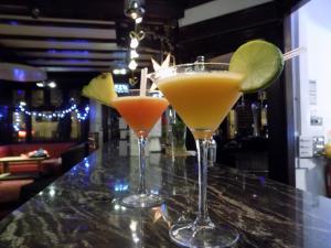 ミッチャムにあるCasuarina Treeのバーの上に座ってカクテル2杯