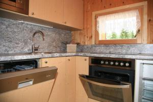 Kuchyň nebo kuchyňský kout v ubytování Alpine-Lodges Gertraud