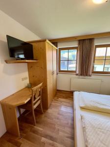 a small room with a desk and a bed at Chalet Amade in Forstau