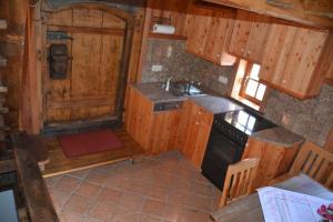 an overhead view of a kitchen in a cabin at Kreischberg Troadkasten in Sankt Ruprecht ob Murau +10 photos