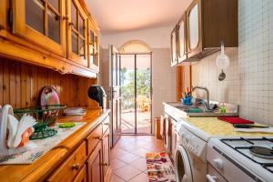 eine Küche mit Spüle und Waschmaschine in der Unterkunft Villa degli Ulivi in San Pietro in Bevagna