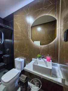 Residencia SG - Casa Duplex في انكارناسيون: حمام مع حوض ومرآة +23 صورة